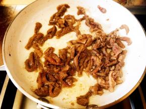 油五成热，入肉丝炒散。