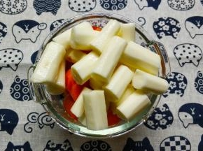 山药、红萝卜去皮切段，小黄米浸泡清洗干净