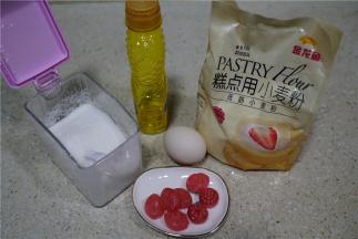 备料：玉米油90克，金龙鱼糕点用小麦粉250克，鸡蛋1个，白糖100克，水果糖适量