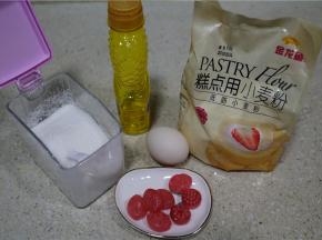 备料：玉米油90克，金龙鱼糕点用小麦粉250克，鸡蛋1个，白糖100克，水果糖适量