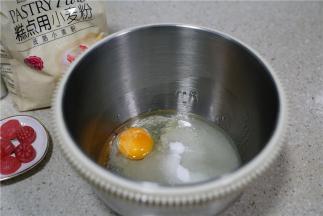 将玉米油，白糖 ，鸡蛋配在一起，中高速换着打至食材完全融合。我个人更喜欢用玉米油来做点心，它比起黄油更为清爽一点，口感上更为脆一点，当然了酥感会差一点。