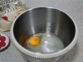 将玉米油，白糖 ，鸡蛋配在一起，中高速换着打至食材完全融合。我个人更喜欢用玉米油来做点心，它比起黄油更为清爽一点，口感上更为脆一点，当然了酥感会差一点。