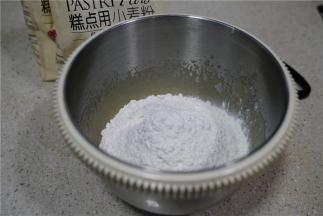 然后将金龙鱼糕点用小麦粉加到蛋液里面，不用过筛可以直接加的哦。