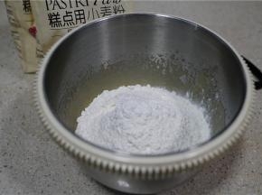 然后将金龙鱼糕点用小麦粉加到蛋液里面，不用过筛可以直接加的哦。
