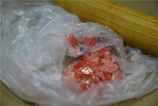 趁这个功夫，就拍散好糖果，对于糖果的选择大家随意就好，但千万不能是白糖，我有几粒糖果不够了，我就用白糖来凑，白糖烤不化的呢。