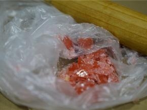 趁这个功夫，就拍散好糖果，对于糖果的选择大家随意就好，但千万不能是白糖，我有几粒糖果不够了，我就用白糖来凑，白糖烤不化的呢。