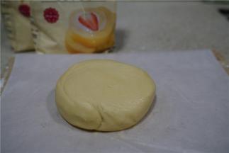 揉至面团光滑，然后入保鲜袋里，擀至面皮0.4CM左右的厚度，然后再入冰箱冷藏半小时左右。