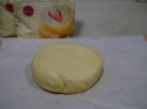 揉至面团光滑，然后入保鲜袋里，擀至面皮0.4CM左右的厚度，然后再入冰箱冷藏半小时左右。