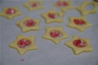 然后用碎糖果点缀在里面。注意糖量不要太多也不能太少。