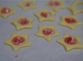 然后用碎糖果点缀在里面。注意糖量不要太多也不能太少。