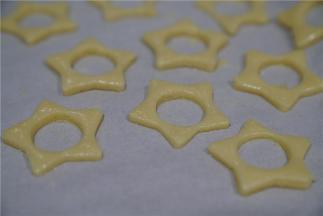 用饼干模将饼干压出形状来，我分别做了爱心及五星。