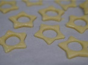 用饼干模将饼干压出形状来，我分别做了爱心及五星。