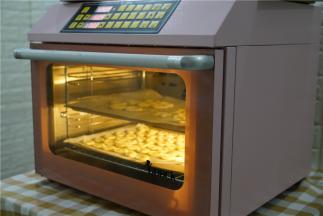 然后入预热好的烤箱150度烤25分钟，小圆饼就烤35分钟。家里事多，我喜欢低温烘焙，这样子哪怕是忘了时间或是微微烤过，它也不会将食材烤焦。