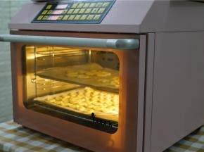 然后入预热好的烤箱150度烤25分钟，小圆饼就烤35分钟。家里事多，我喜欢低温烘焙，这样子哪怕是忘了时间或是微微烤过，它也不会将食材烤焦。