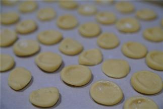 剩下来的料，可以随心做了小圆饼，给孩子们当点心。