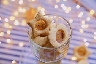 这样子一份玻璃糖饼干就完成了，我是漏了给饼干打个孔，要是在上面打个孔串起来送孩子们更有意思哦。