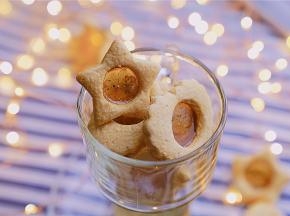 这样子一份玻璃糖饼干就完成了，我是漏了给饼干打个孔，要是在上面打个孔串起来送孩子们更有意思哦。