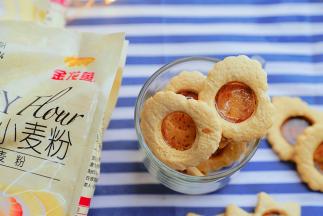 这样子一份玻璃糖饼干就完成了，我是漏了给饼干打个孔，要是在上面打个孔串起来送孩子们更有意思哦。