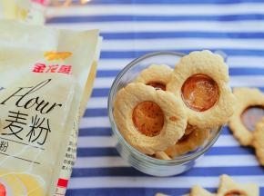 这样子一份玻璃糖饼干就完成了，我是漏了给饼干打个孔，要是在上面打个孔串起来送孩子们更有意思哦。