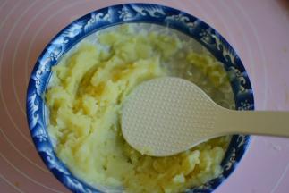 放锅蒸熟，压成泥