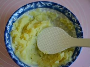 放锅蒸熟，压成泥