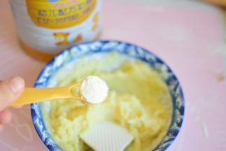 加入奶粉和白糖，拌匀