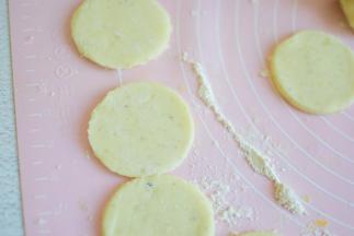 用杯子压出圆形