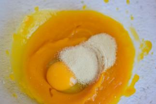 放搅拌机，加温水，鸡蛋，白糖，澳优能立多奶粉，酵母，搅拌均匀