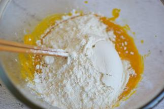 加入面粉，拌匀