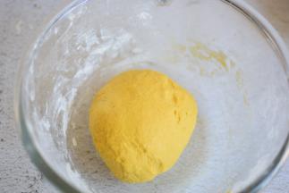 揉成面团，包保鲜膜，发酵到二倍大