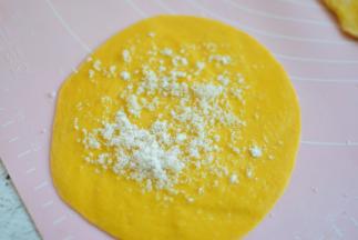 每个上面都刷油，撒白糖