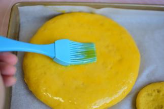 放在烤箱进行二次发酵20分钟，取出来刷一层鸡蛋液