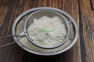 低筋面粉、盐、泡打粉、拌均过筛，过筛的面粉做出饼干更加细滑蓬松，搅拌的时候没有颗粒状。