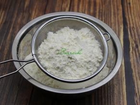 低筋面粉、盐、泡打粉、拌均过筛，过筛的面粉做出饼干更加细滑蓬松，搅拌的时候没有颗粒状。