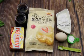 食材：金龙鱼低筋面粉130克、糖粉30克、鸡蛋30克、黄油45克、泡打粉3克、盐少许、蓝莓果酱适量。装饰食材防潮糖粉。