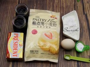 食材：金龙鱼低筋面粉130克、糖粉30克、鸡蛋30克、黄油45克、泡打粉3克、盐少许、蓝莓果酱适量。装饰食材防潮糖粉。