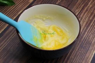 黄油软化，加入糖粉搅拌均匀，然后加入蛋液继续搅拌均匀，无颗粒状