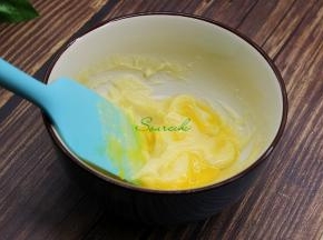 黄油软化，加入糖粉搅拌均匀，然后加入蛋液继续搅拌均匀，无颗粒状
