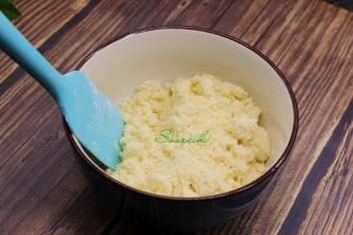 把过筛的面粉倒入搅拌好的黄油糖粉碗里，用搅拌胶板搅拌均匀，不需要用力、轻轻即可。