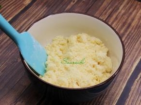 把过筛的面粉倒入搅拌好的黄油糖粉碗里，用搅拌胶板搅拌均匀，不需要用力、轻轻即可。