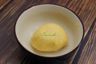 把搅拌好的面揉成光滑的面团，面无颗粒状。刚开始揉面有点干，不需要加液体，慢慢肉，就会变软柔软了。