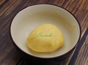 把搅拌好的面揉成光滑的面团，面无颗粒状。刚开始揉面有点干，不需要加液体，慢慢肉，就会变软柔软了。