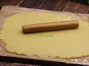 面团用擀面杖擀成薄薄的长方形，用保鲜膜包裹，放入冰箱冷藏2小时，现在是冬天，如果北方的朋友天气很冷，不需要放冰箱，直接用保鲜膜包裹静放2小时即可。