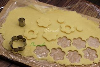 从冰箱取出，去掉保鲜膜，用饼干模具压出饼干胚，其中1/2的饼干胚用小号模具压在饼胚中间做镂空。