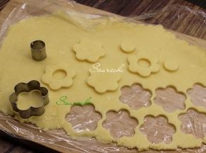 从冰箱取出，去掉保鲜膜，用饼干模具压出饼干胚，其中1/2的饼干胚用小号模具压在饼胚中间做镂空。