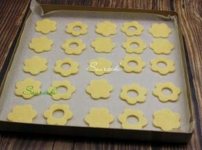 把做好的饼干胚均匀放入烤盘，烤盘需要垫硅油纸，这样清洗比较方便。