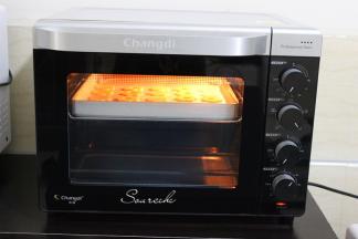 烤箱预热，180度、上下火，放入中层，烤12分钟。