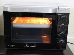 烤箱预热，180度、上下火，放入中层，烤12分钟。