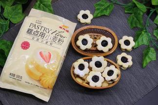 烤好的饼干放凉之后，把实心的饼干涂一层蓝莓果酱，然后盖一片镂空的饼干，用手压紧