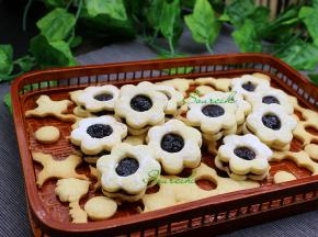 ，凝固之后，表面撒一层防潮糖粉，蓝莓果酱小甜饼就做好了，不仅外表好看，吃的时候也更加美味，还能防潮。